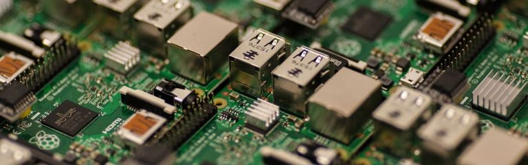 Mehrere Raspberry-Pi-Boards liegen nebeneinander