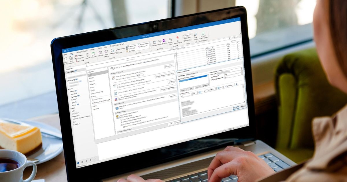 Der Monitor eines Notebooks mit der Ansicht des Programms Microsoft Outlook zur Einrichtung einer Signatur