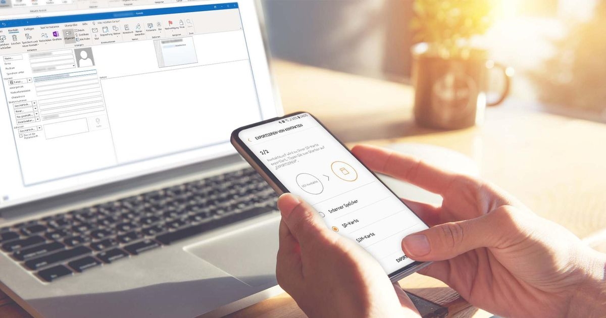 Ein Anwender überträgt Kontakte vom Smartphone in Outlook