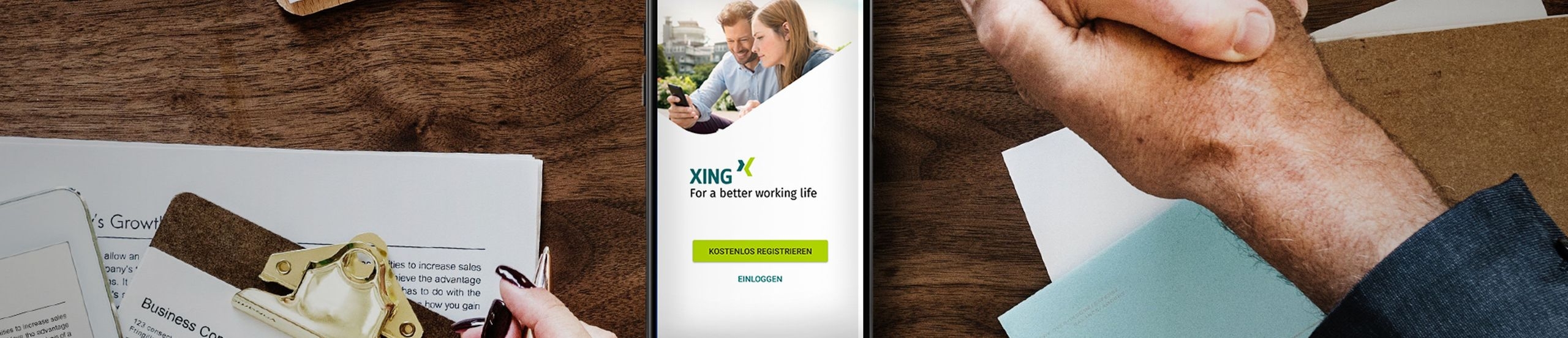 Die Hände von zwei Personen, die sich die Hand geben über einem Tisch mit Klemmbrettern, Dokumenten, einer Hand mit Stift und einem Smartphone mit dem Startbildschirm der Xing-App auf dem Display
