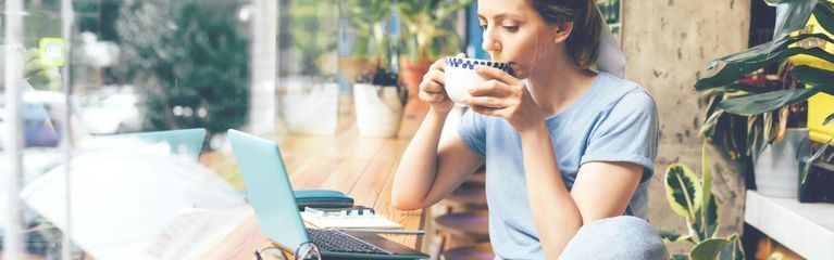 Junge Frau lernt in einem Café