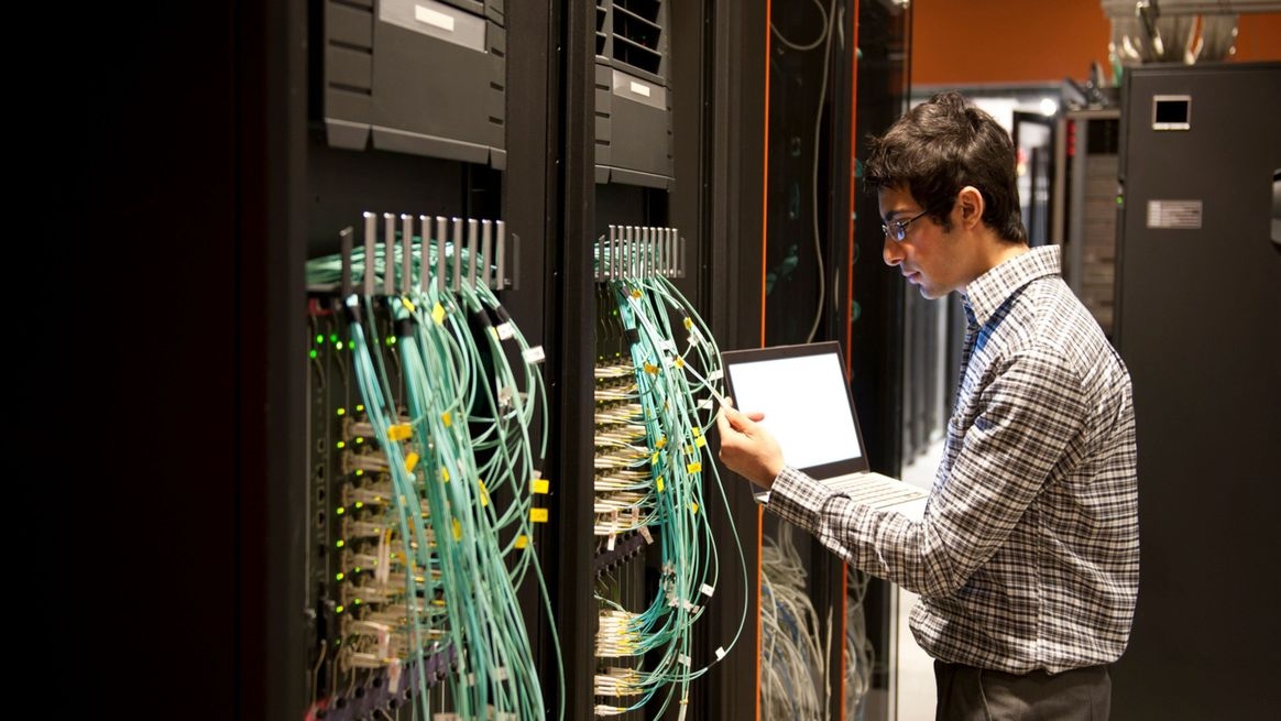 Ein IT-Techniker bei der Arbeit in einem Serverraum