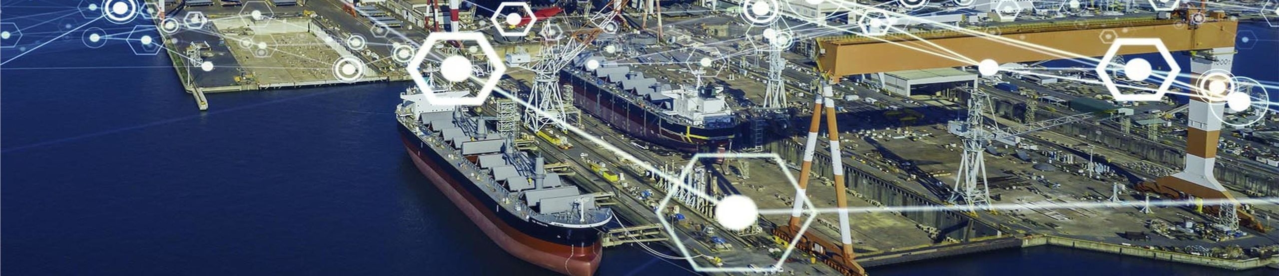 Foto eines Hafens von schräg oben mit mehreren Containerschiffen. Linien verbinden die verschiedenen Stationen