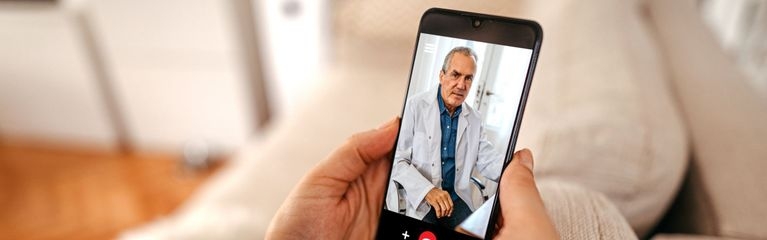 Videokonferenz mit Arzt via Mobiltelefon