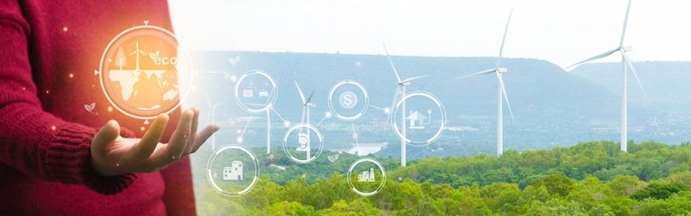 Eine Person in rotem Pullover steht vor einem Windpark. Sie hält die Handfläche nach oben. Im Hintergrund schweben Icons zum Thema Nachhaltigkeit.