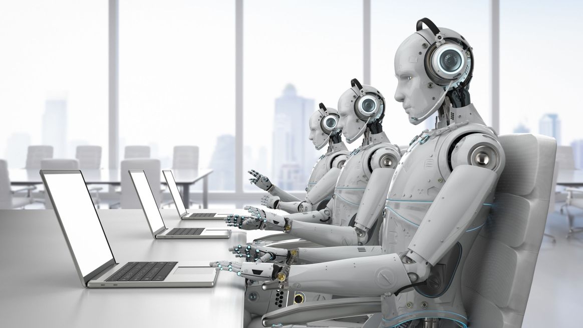 Mehrere Roboter mit Headsets sitzen vor Laptops an einem Tisch.