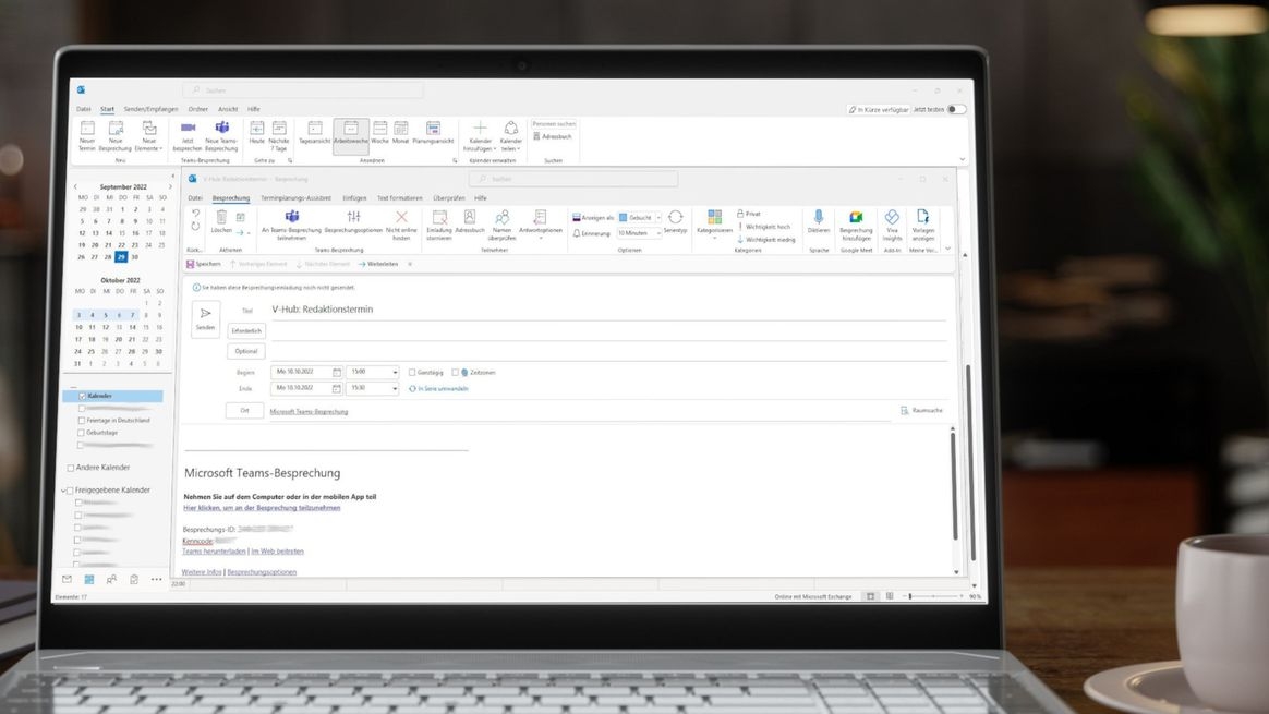 Screenshot des Microsoft-Outlook-Kalenders bei der Terminplanung auf einem Notebook