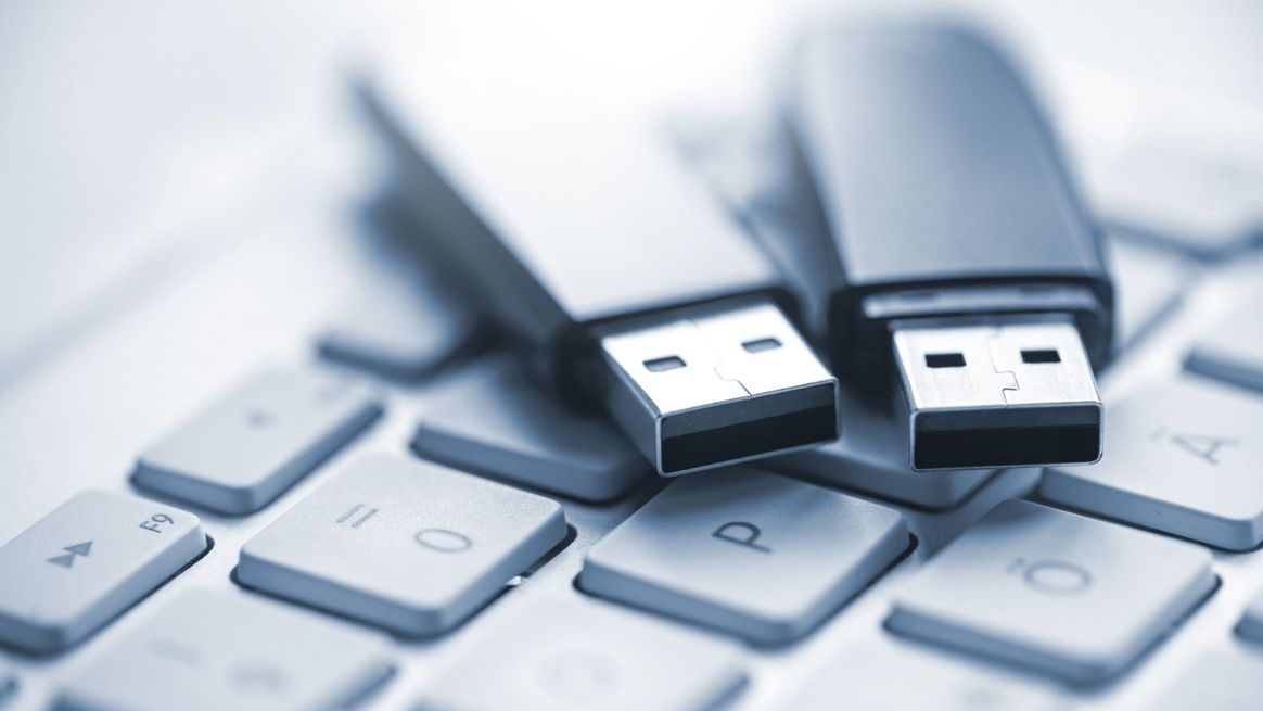 Zwei USB-Sticks liegen auf einer Tastatur