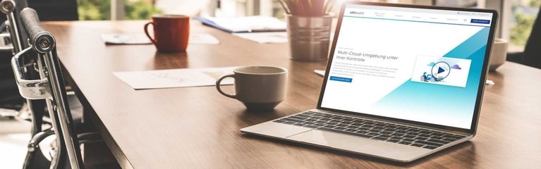Ansicht der VMware-Webseite auf einem Monitor