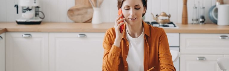 Junge Frau telefoniert