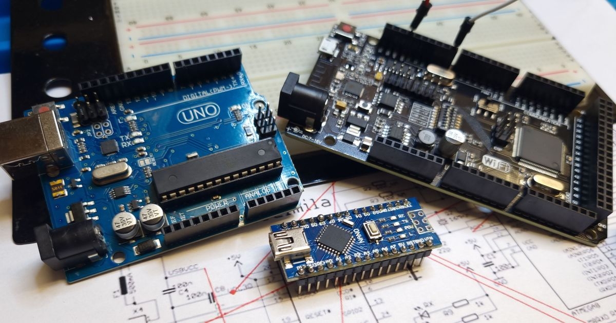 Drei verschieden große Arduino-Boards auf einem Schaltplan und einem Breadboard