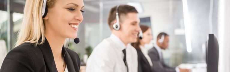 Lächelnde Frau mit Headset telefoniert