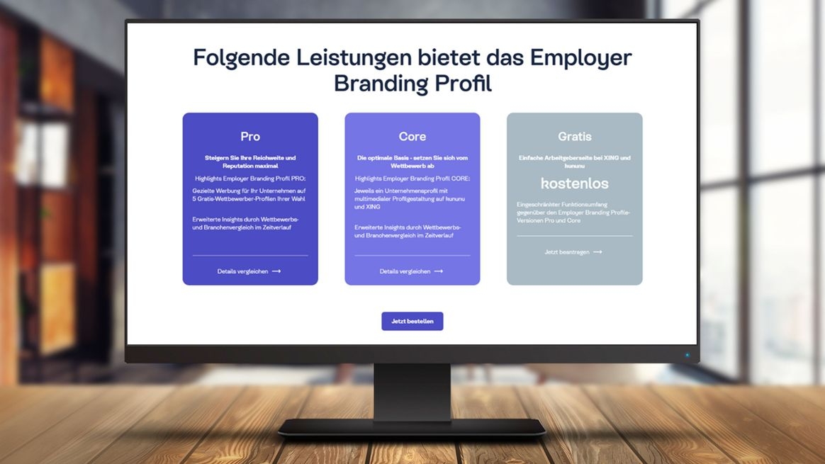 Bildschirm auf einem Holzuntergrund zeigt einen Screenshot des Menüs, in dem Sie das Upgrade Ihrer Unternehmensseite zu einem Employer-Branding-Profil wählen.