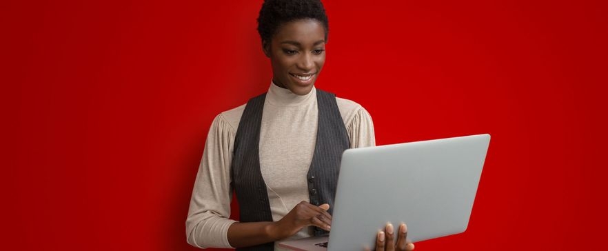 Frau nutzt Vodafone Business-Portale