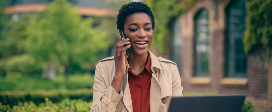 Frau telefoniert im ausgezeichneten Netz von Vodafone