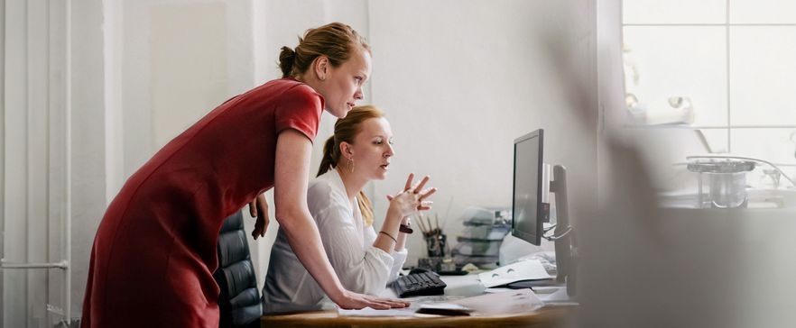 Zwei Frauen am Schreibtisch am Computer