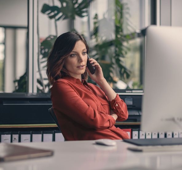 Frau am Telefon