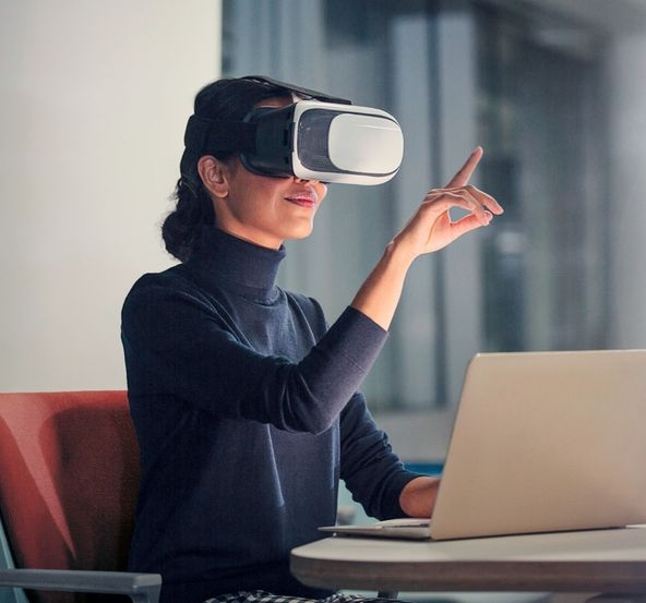 Frau mit VR-Brille bei Training