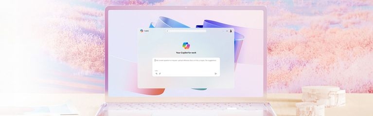 Das Bild zeigt einen Laptop auf einem Schreibtisch. Der Bildschirm zeigt die Benutzeroberfläche des Microsoft Copilot. Im Hintergrund ist eine Kulisse in sanften Pastellfarben, die an einen Wald in hügeliger Landschaft erinnert.