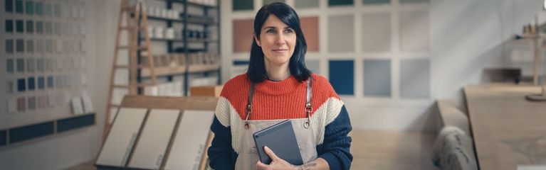 Frau mit Buch im Atelier