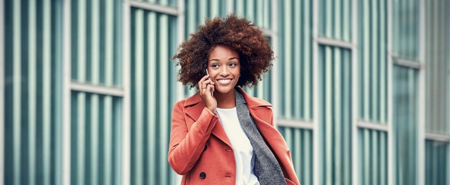 Frau am Telefon