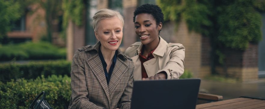 Zwei Frauen am Laptop