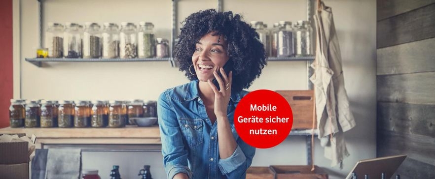 Junge Dame telefoniert mit Handy