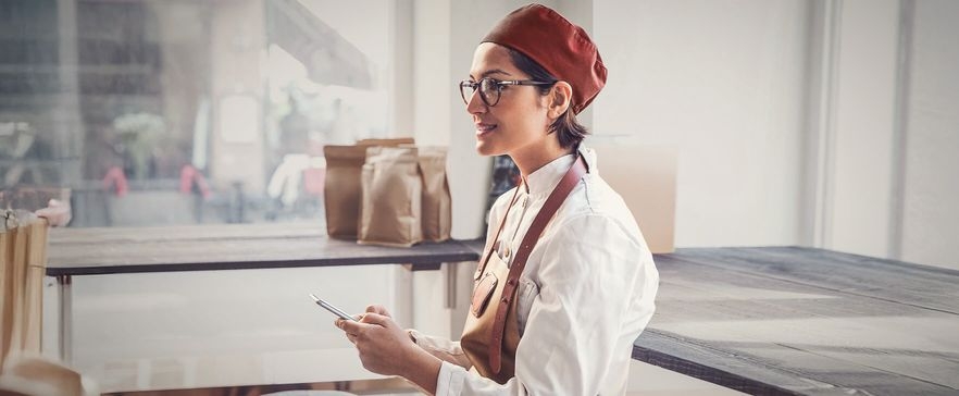 Barista mit Smartphone