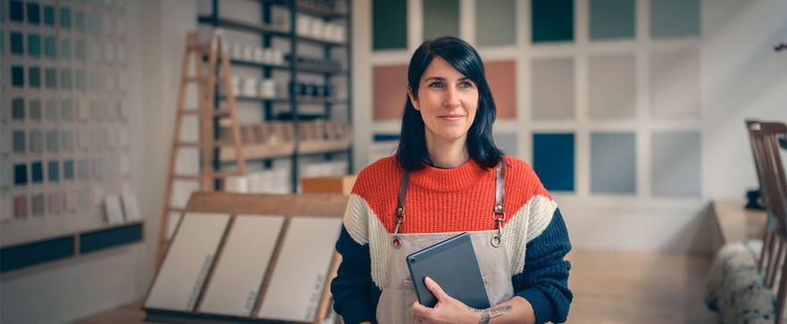 Frau im Atelier mit Tablet