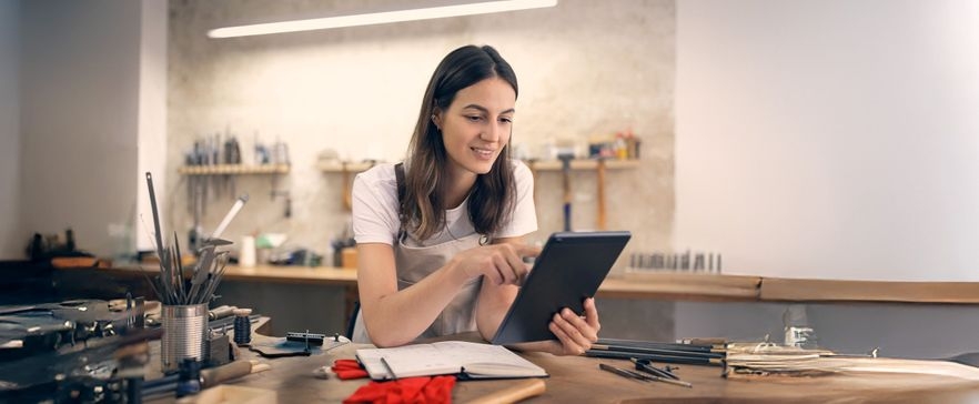 Frau mit Tablet in einer Werkstatt