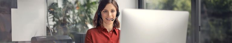 Frau mit Headset am Computer