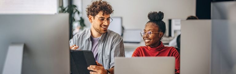 2 Menschen unterhalten sich am Arbeitsplatz