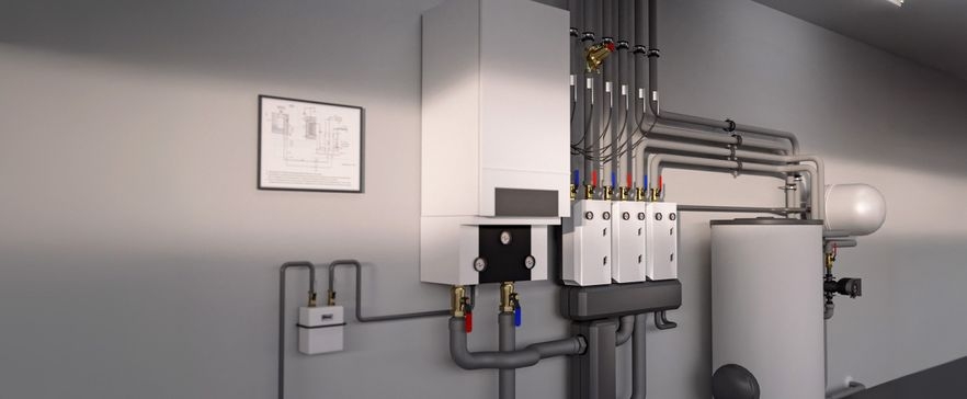 Technikraum mit Heizungsanlage, Rohrleitungen und mehreren angeschlossenen Modulen an der Wand.