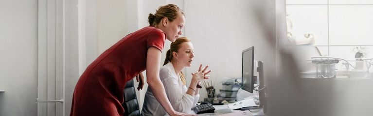 Zwei Frauen am Computer