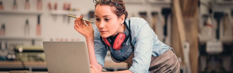 Frau schützt Daten