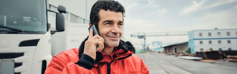 Mann nutzt Telematik System