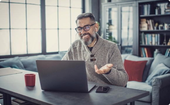 Mann mit Smartphone als Hotspot