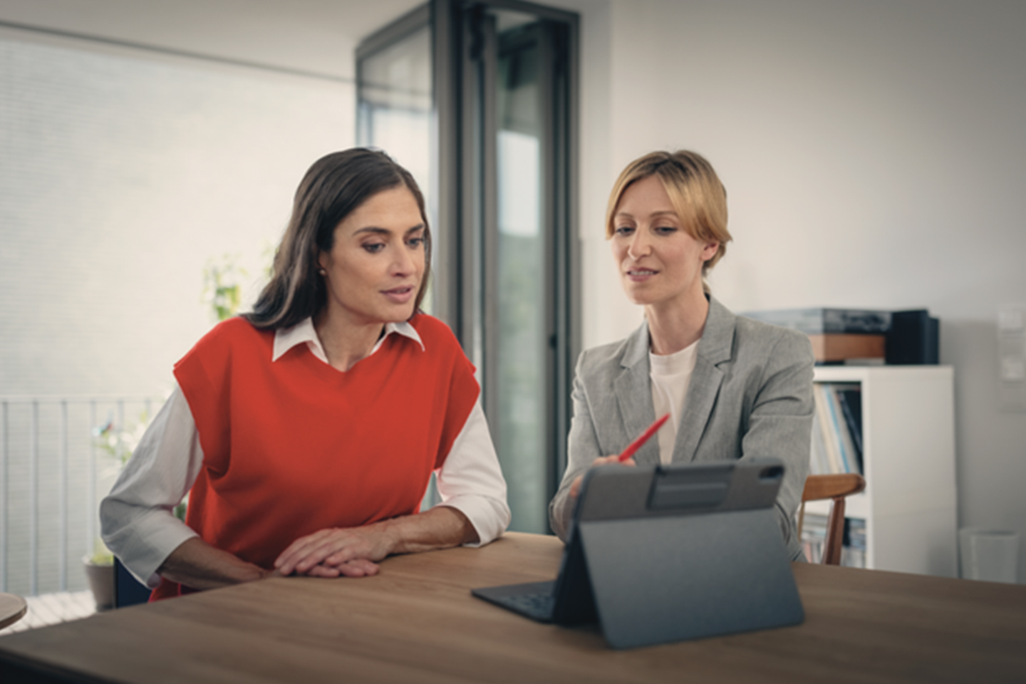 Zwei Frauen diskutieren