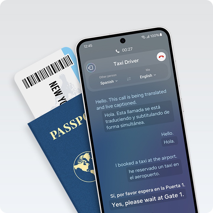 Ein Telefongesprch wird nahezu in Echtzeit bersetzt. Der Dialog wird auf dem Display als Textgesprch in zwei verschiedenen Sprachen angezeigt. Neben dem Smartphone befinden sich ein blauer Reisepass und eine Bordkarte mit der Aufschrift 